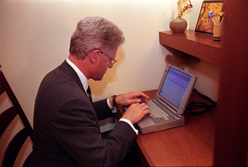 bill clinton sending first email